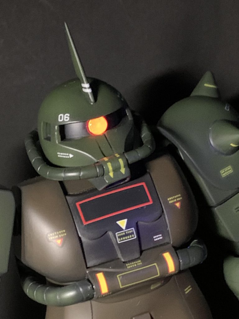 モノアイはHアイズに置き換えて蛍光塗装です。グポ〜ンと発光します。