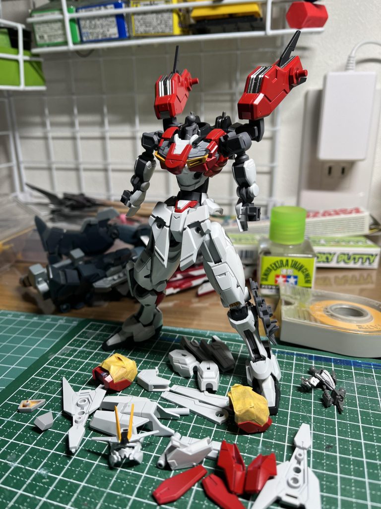 工作としては・腰で3mmほど延長(水星シリーズは腰延長を必ずしてます)・肩の付け根を上方向に稼働できるよう加工・中央アンテナ(イエロー)をかなりシャープ化・脚部追加ブースタージョイント部・フロントスカートを真鍮線にて接続・胸イエローパーツをダクト化・エッジングパーツの配置