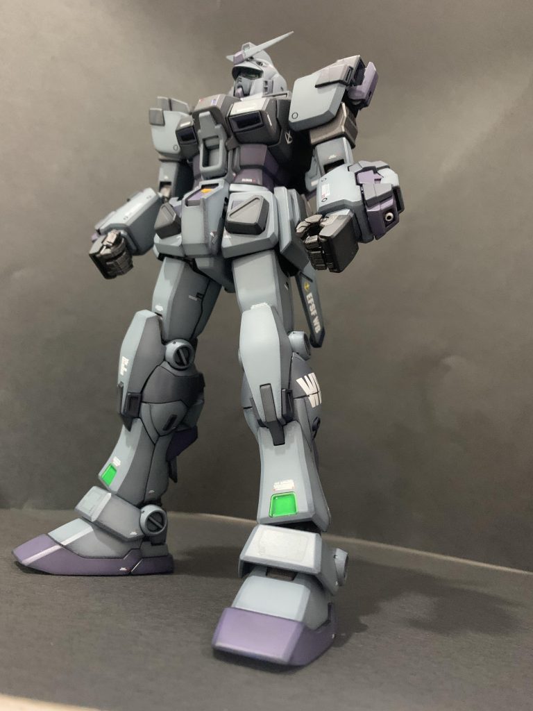 メインカラーはブルーグレーをベースに調色、濃いグレーはメカサフスーパーヘビー、パープルはブルーグレーにパープルを混ぜたもの、ほぼわからないのですが前腕の一部やダクト類はティターンズブルー他にも頭部バルカン、袖口のバルカン?、スタビライザーのパイプなどをエナメルシルバーで部分塗装しています。