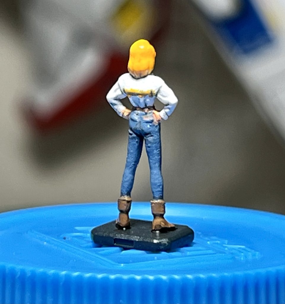 セシリーのジーンズは筆ムラが目立ちますが、かえってデニム生地っぽくなったと前向きに考えています。