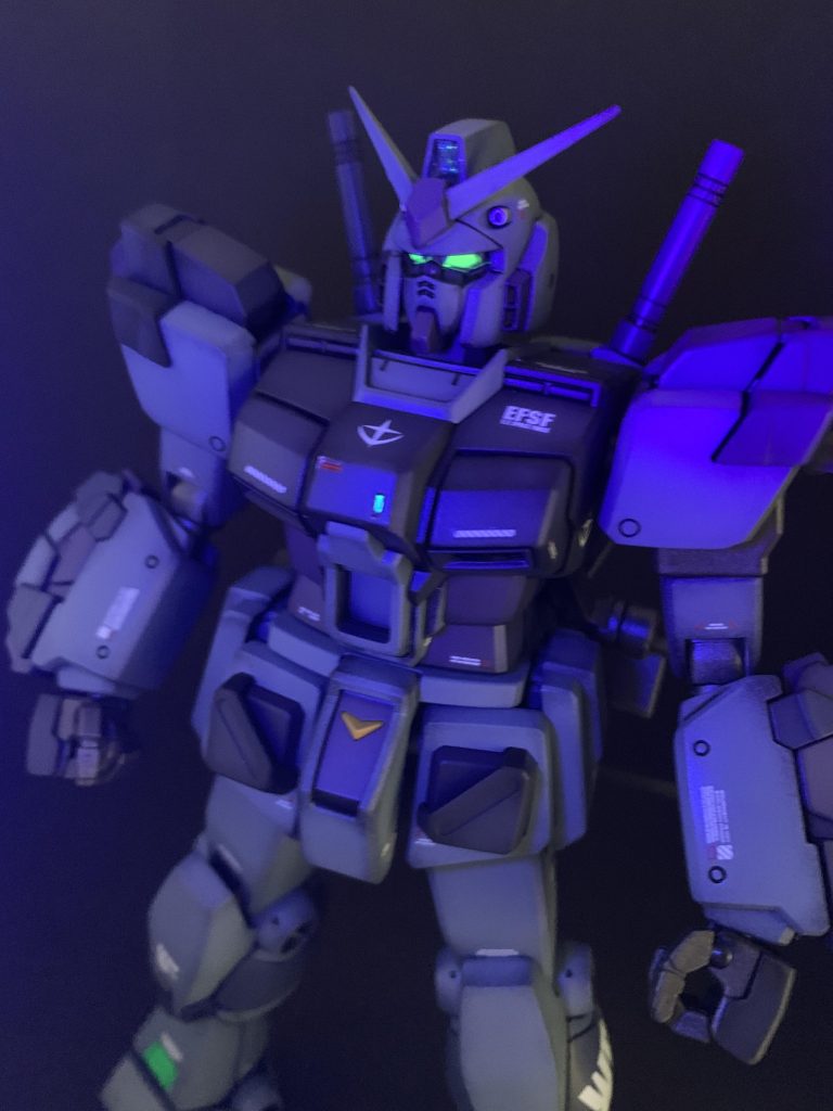 今回やりたかった蛍光イエローグリーンにブラックライトでビコーンと光るセンサー類です。急に電気の通ったメカ感が増します。