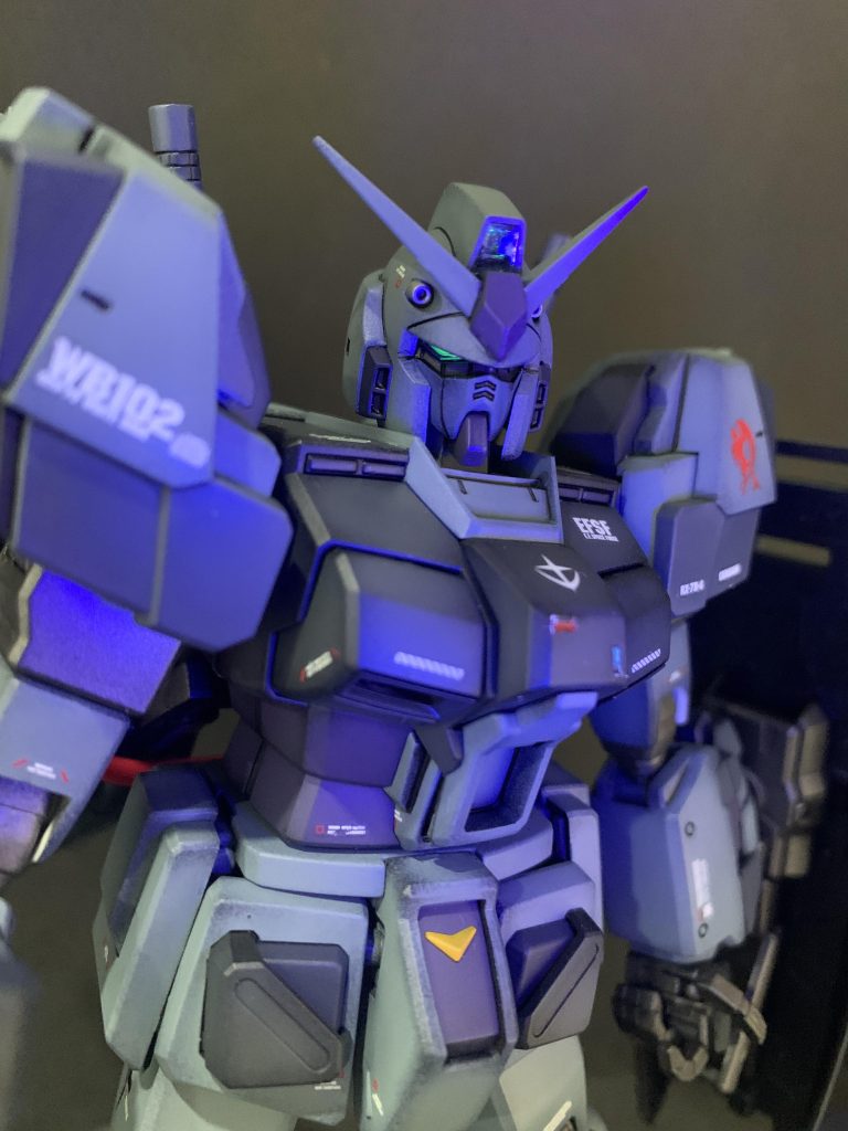 こちらもお初でしたが頭部、胸部、バックパックのセンサー類はシール+レジンをやってみました。小さい場所にシール貼るのが大変で…とはいえ、いろいろやれる事が増えてきたのは嬉しい限りです😂