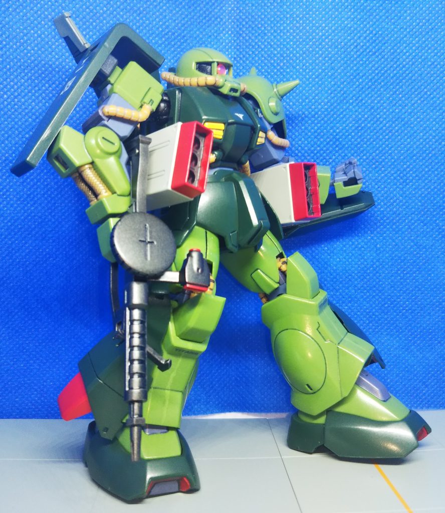 旧キットシリーズの「武器セット」から腰部ミサイルポッドを流用しました。塗装は必要ですが無改造で取付け可能です。