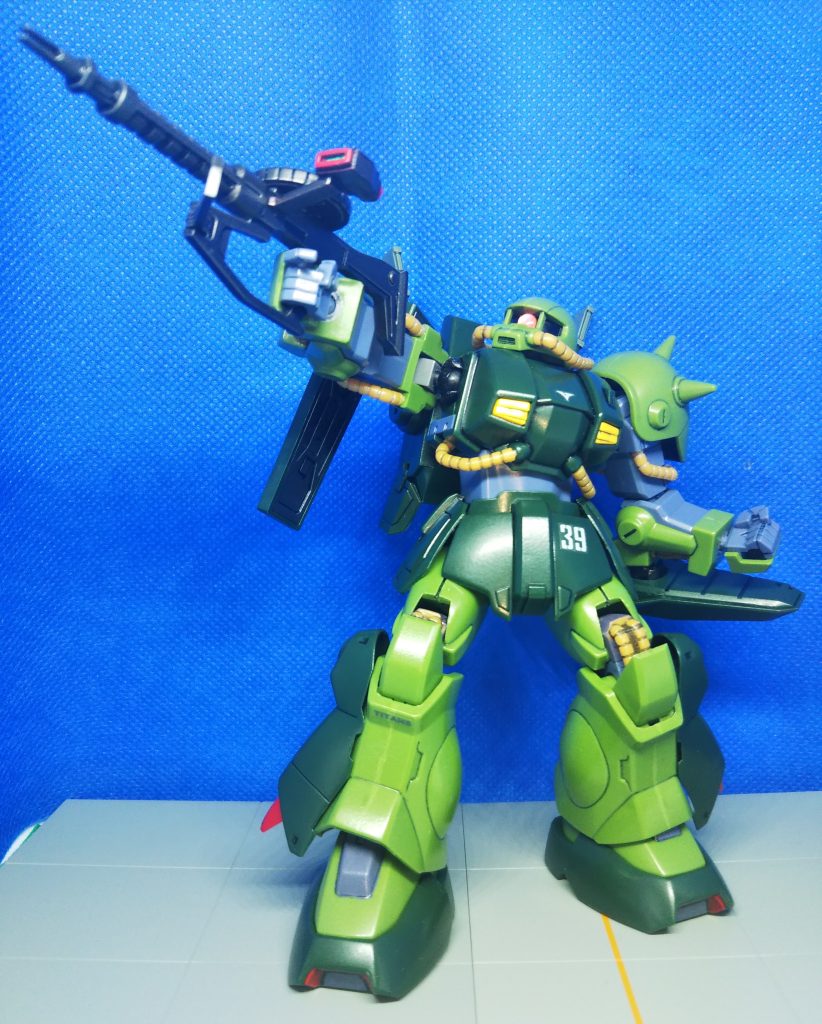 胸部と腰の間にはボールジョイントを仕込みました。これにより前傾姿勢や写真のように武器を構えたポーズも出来るようになりました。