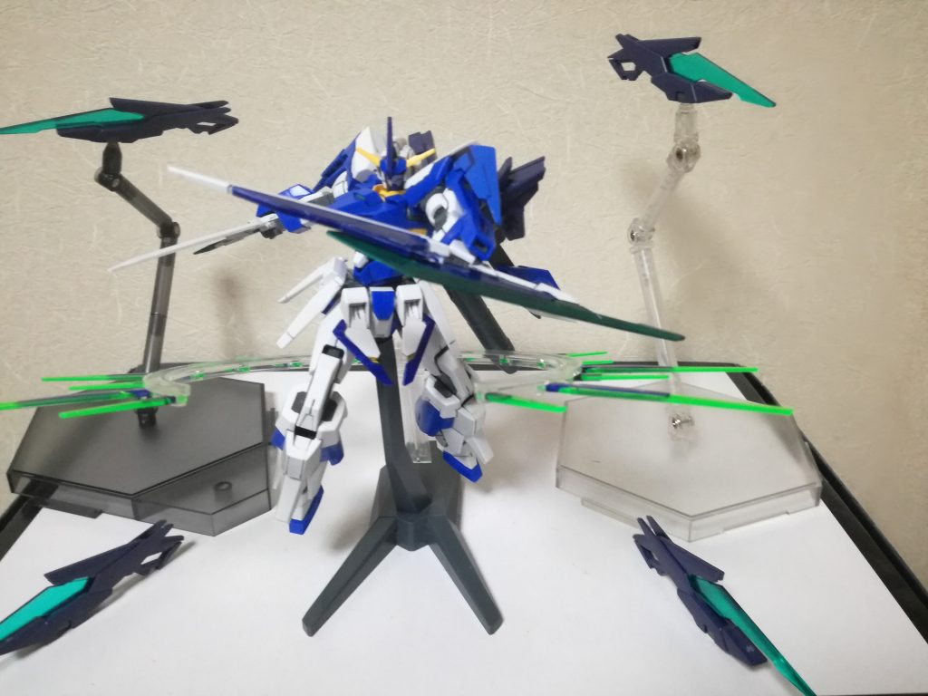 レイザーブレイドはファンネルと合体することで近接武器としても扱うブーメランファンネルになる