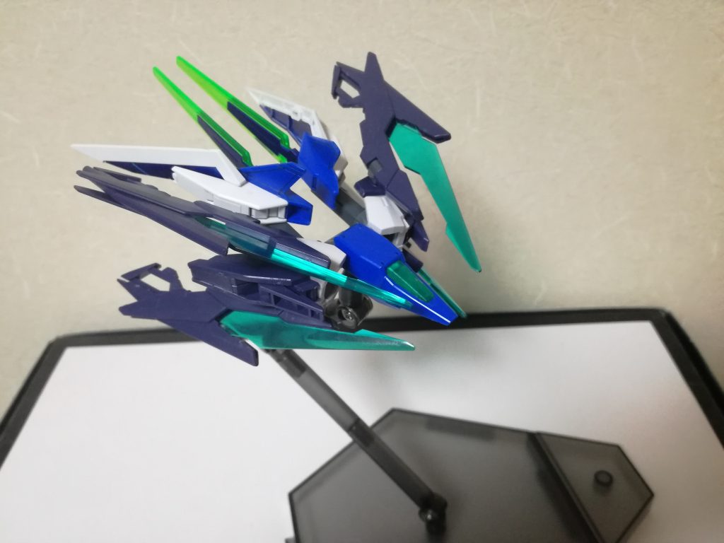 バックパックはコアファイターとして分離可能ファンネルも搭載しているため戦闘可能な機体