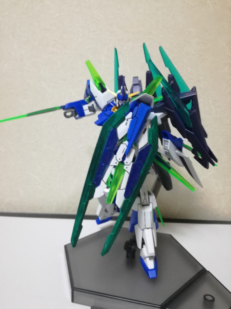 左肩にはレイザーブレイドを装備し盾としても扱う