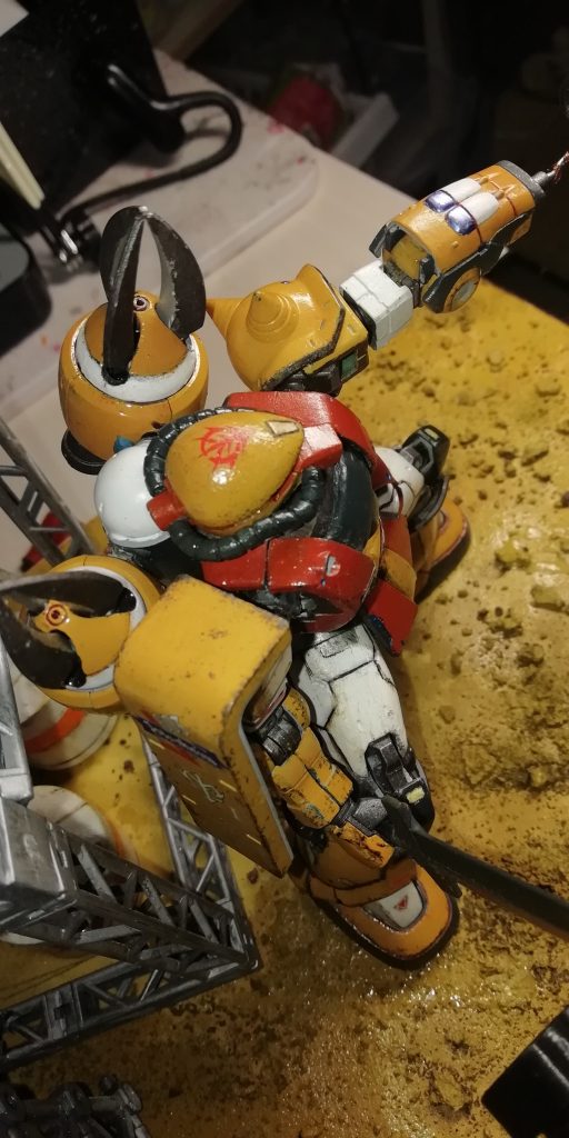 ~強化型試験グフ~・機体コンプセント本機は元来、「ミノフスキー粒子散布下での、有線兵器の有用性」評価のための試作機として建造。武装は「有線式ミサイル砲(アイアンネイル搭載型)」を携行。本武装は、ミノフスキー粒子散布可でも短距離のなら電子制御により目標を追尾できるよう調整されている。これは、グフの標準装備であった、ヒートロッド(電磁ムチ)の先端にアイアンネイル付きロケット砲を取り付ける形で搭載されている。いわばヒートロッドの発展型である。、、、、、、いつの世も天才の考えることは、奇想天外すぎて、凡人の理解の範疇を超えているものである!!!  製作はジオニック社。同時期に開発が進行していた機体として、高機動試作型ザク(アイナの登場してた機体)がる。製作はツィマット社であるが、ジオニック社から、技術者を招き入れ、技術指南を受けている。両機は、いわば、「双子の機体」である。また、サイコミュ試験高起動型ZAKUZAKU(通称たこザク)の直径の兄である。ジオン公国軍の国名をあてがわれた決戦兵器MSN-02 ジオングの叔父でもある!~活躍について~オデッサ作戦敗戦後、撤退を余儀なくされたジオン地球部隊制圧部隊。連日、連邦の掃討部隊による追撃をうけ、阿鼻叫喚の地獄絵図に。ジオン地上部隊、現場の士気はだだ下がりであった。この問題を解決すべく、ジオン作戦本部は救援部隊を結成!地上に送った!!救援部隊は、現場の士気高揚を狙い、ジオンの新型機が複数種投入!本機も投入された新型の一機である!当時のジオン地上制圧部隊の主力は「ZAKU」であり、頭部形状の違う「GOFE」タイプはそれだけで士気高揚に大いに貢献!撤退部隊の殿を務め、連邦の掃討部隊のGM相手に大立ち回りを演じ!敵軍に恐怖を植え付け!見事、味方部隊を救った!