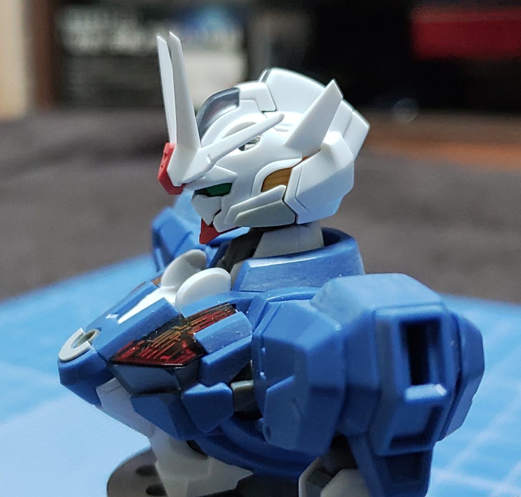 頭部はかなり厚みがあったので納得いくまで削り込んで精悍な顔立ちを目指しました。バルカンもメタルパーツに置き換えてあります。