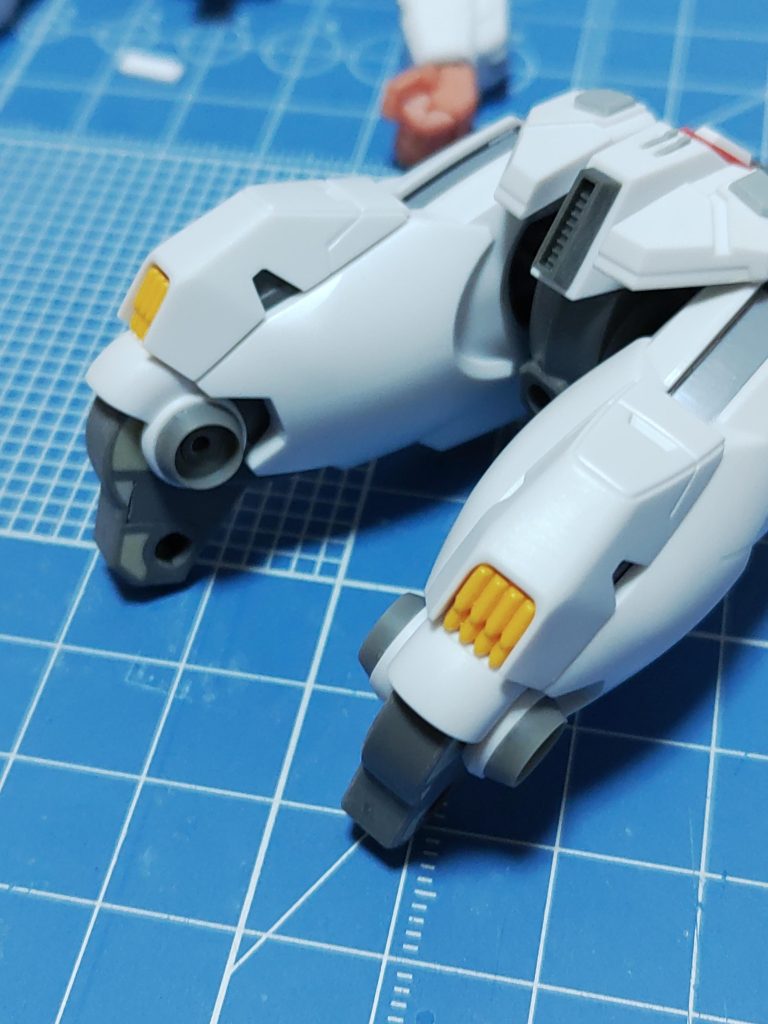 膝の合わせ目は目立つ部分を切り離して別パーツにしました。組み立てる際パーツの向きを間違えやすかったので注意が必要です。ここまでの工作だけでもやっておくと完成した時に違いが出てくるのでオススメです。