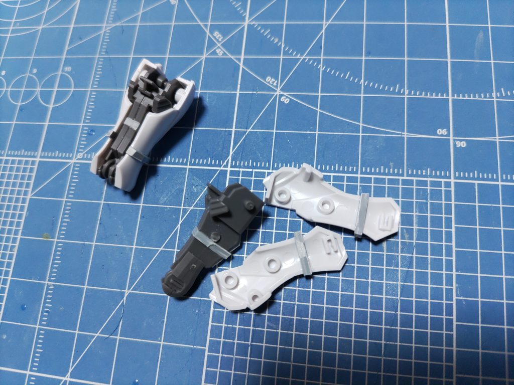 脚を延長する場合はこのあたりでパーツを切断すると跡を綺麗に処理できると思います。KPS部分もあるのでそれなりに難度があると思われます。