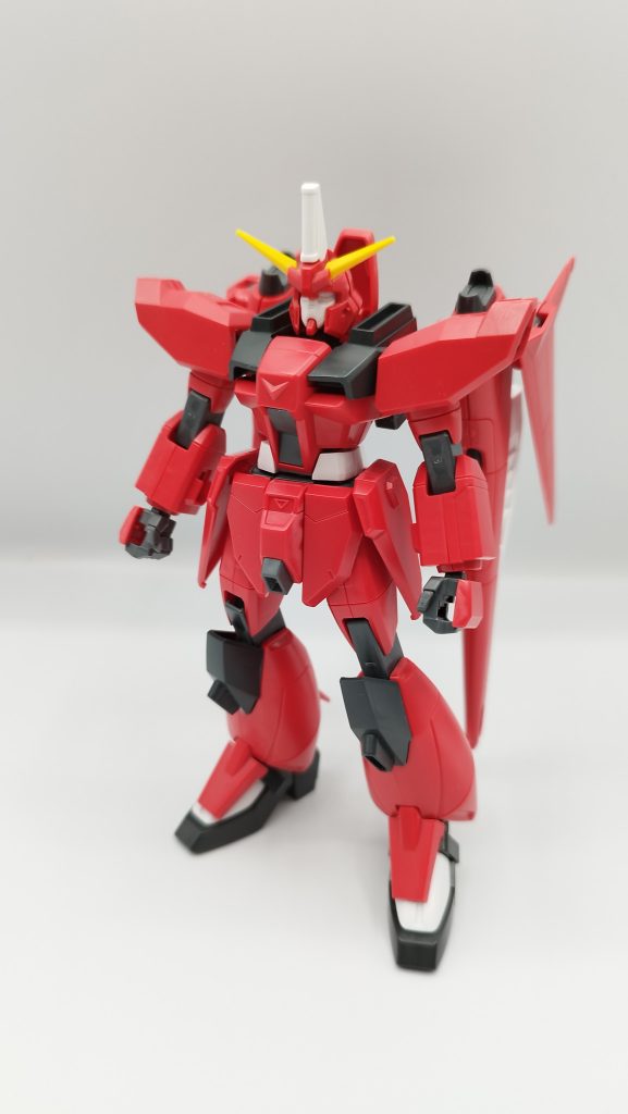 素組状態です。成形色の赤がいい感じです。