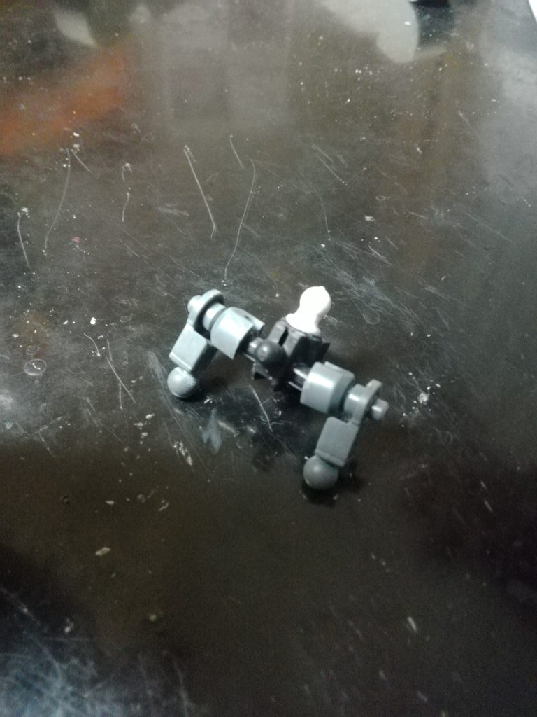 RYフレームについて少し解説。股関節パーツに英傑伝シリーズの物を持ってきて、脚パーツとして、ボールデンアームズのボール受けとアームパーツを組み合わせて可動フレームとしています。