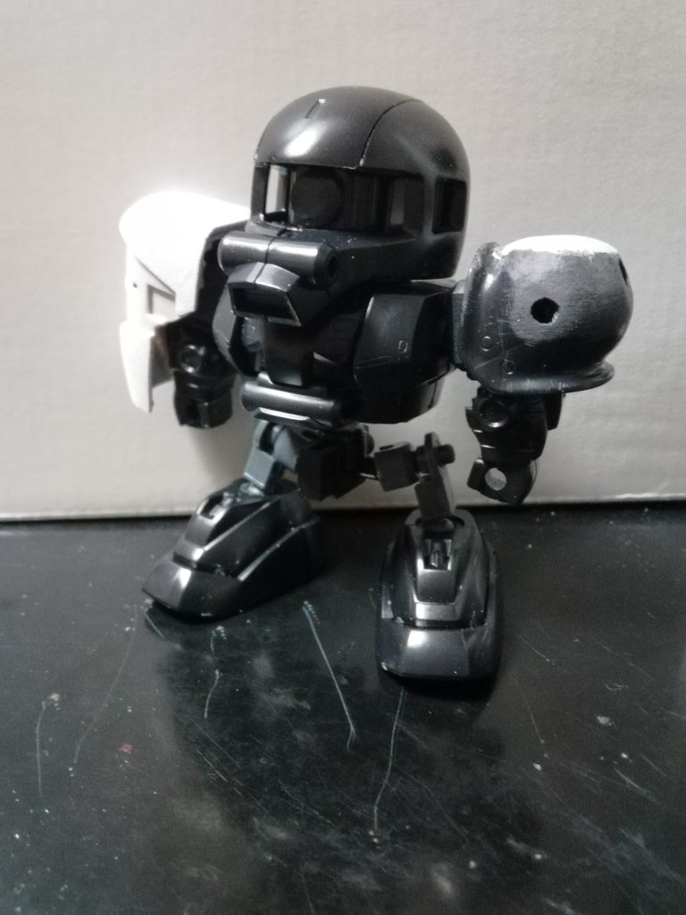 前回のプロトタイプザク同様、上半身にはクロスシルエットのSDフレームを組み込み、脚部にはRYフレームを採用。SDフレームの腰部ボールジョイントをRYフレームに移植して接続出来るようにしました。右肩アーマーの土台はリックディアス製作時のジャンクであるGP02のバインダーを使用。