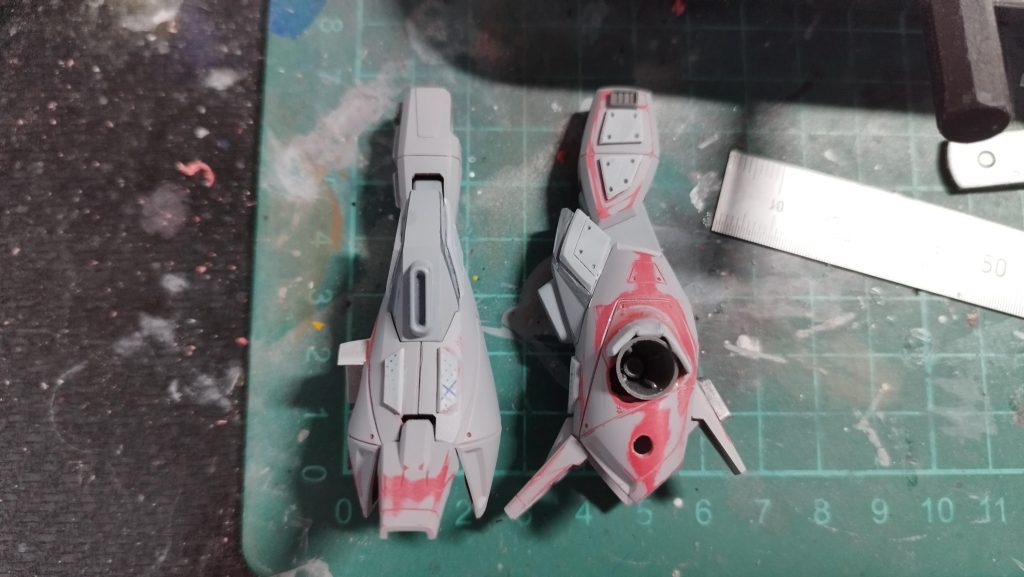 バーニア追加して、プラバンぺたぺた貼って、プラバンに穴ほいだ状態です。アーマード感をだしたくて・・・