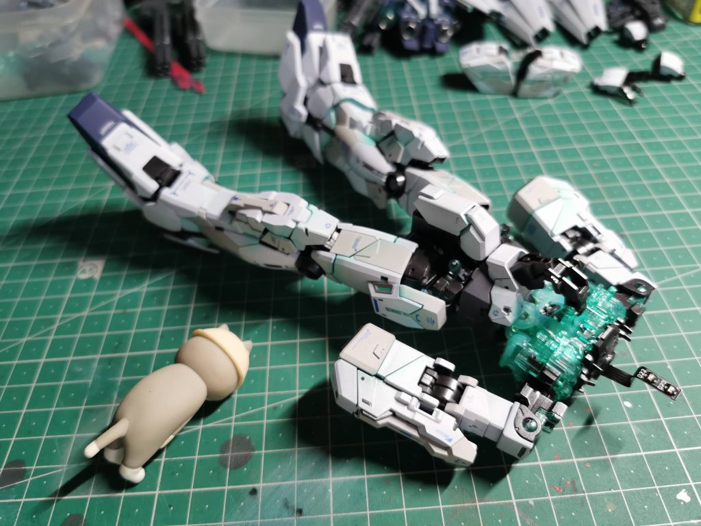 さて大事件の話ですが、このキット、LEDのシートを中に組み込む都合上、一端組んでバラして塗装とかやると断線するぜ！とか言って塗装しながら組んでいったのですが、ここまで組んで完成間近といった所で無事、断線しました。しばらく放心状態でしたね。