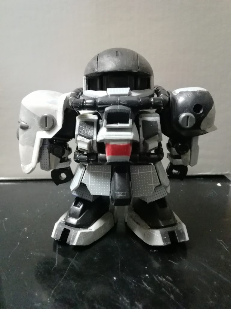 各部、ザクからホビーハイザックにすべく、形状を変更させています。特に脚部は各部の調整が大変でした。また、ハンドパーツは交換できるようにボールデンアームズの一番小さいボール軸と受けを設置して、武器交換を可能にしています。