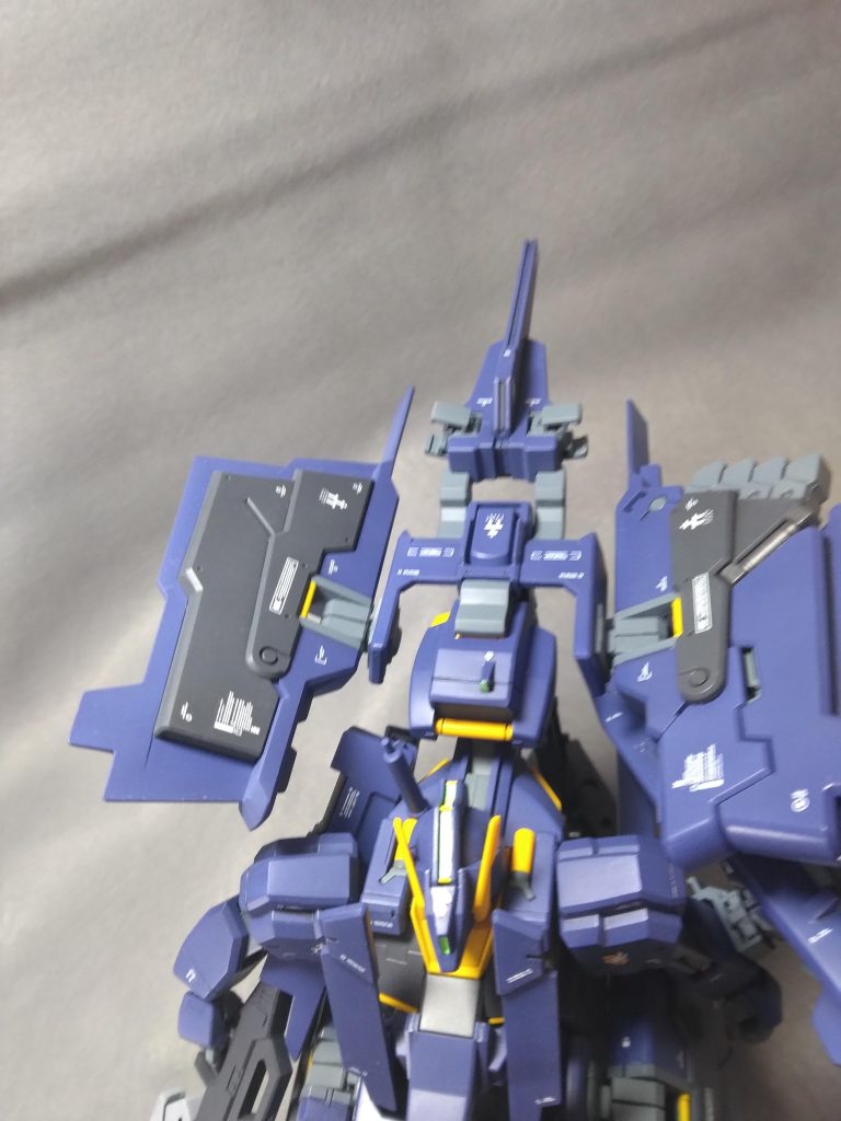 上から。ラーパーツの合わせ目、もう少しどうにかならないだろうか？ 