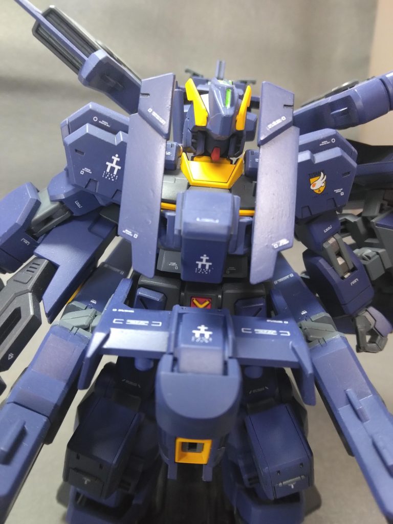 正面アップで。左腕の二つのシールドは、どの向きが、良いのだろうか？今回は、2体まとめて撮っておりません。