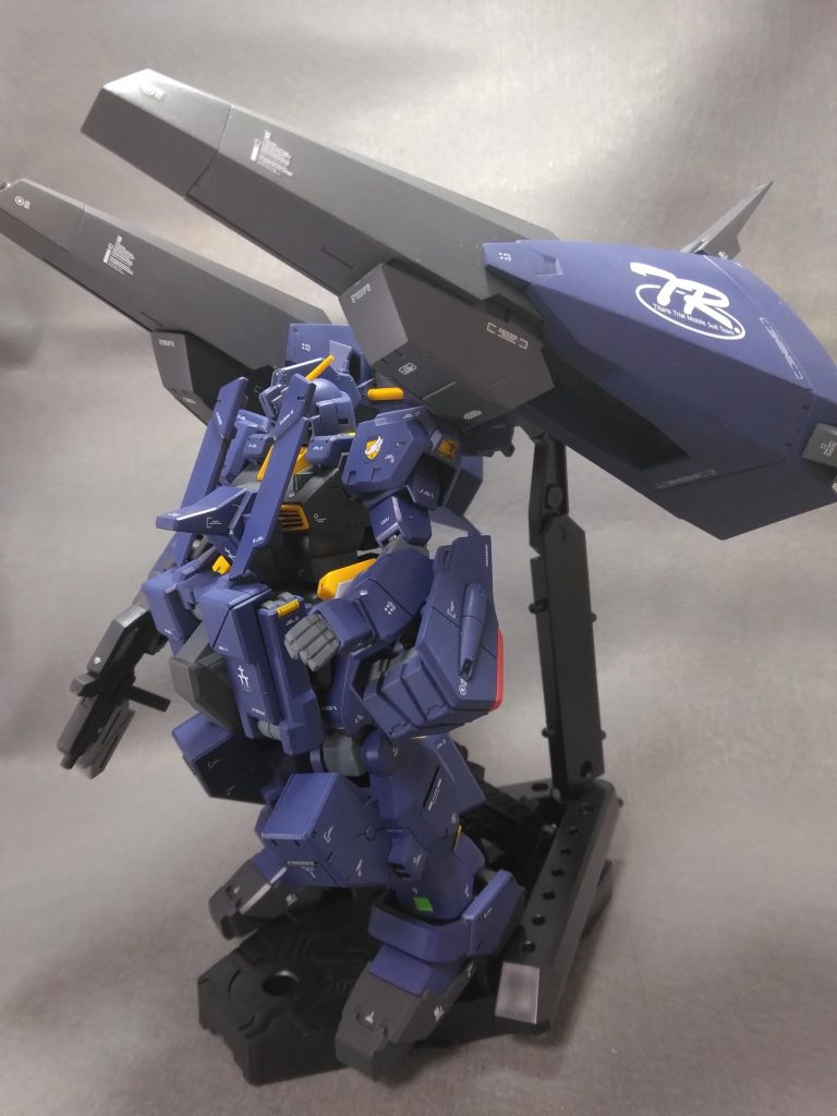 少し引いた写真。アトバンスドヘイズルに、フルドドの接続パーツを介して、メッサーラバインダーを装着してます。腕のパーツは、ランナーの切れ端を介してくっつけてます。