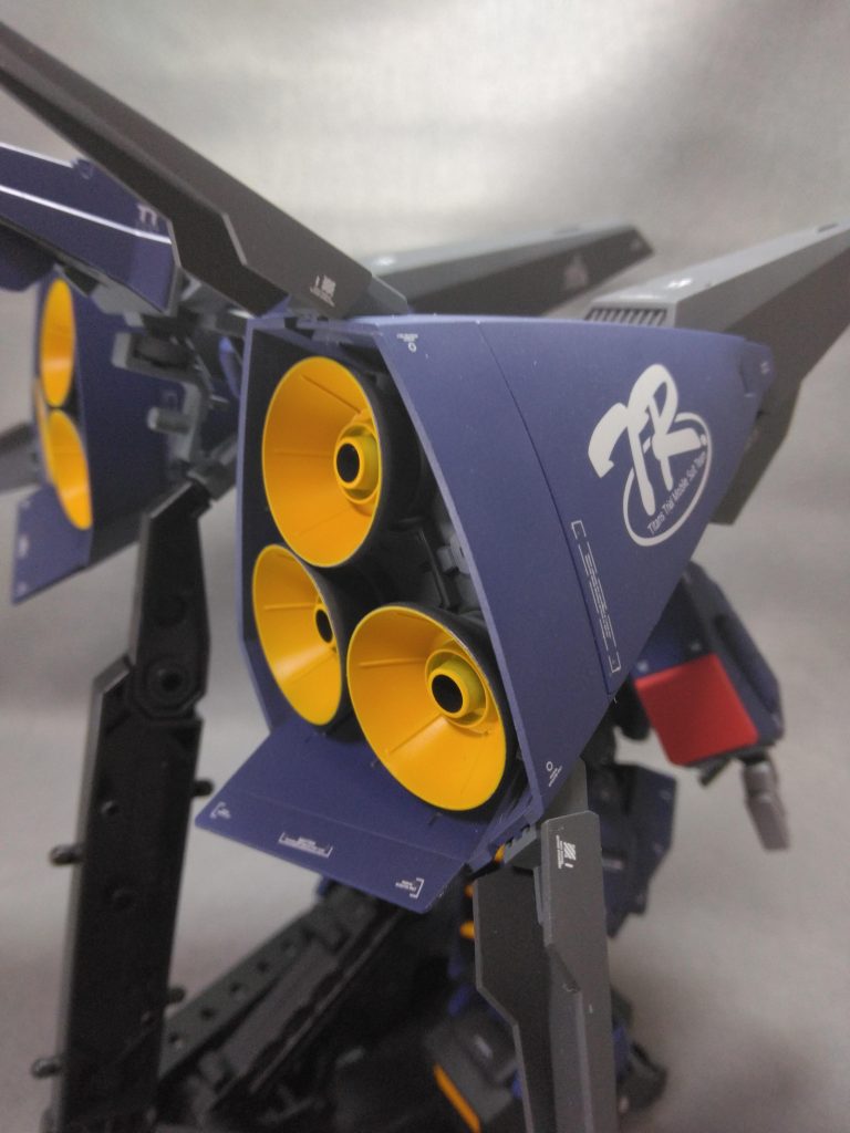 斜め後ろから。もはや「バインダー」。大型バーニアの内側、余り色が乗ってません。難しいです。