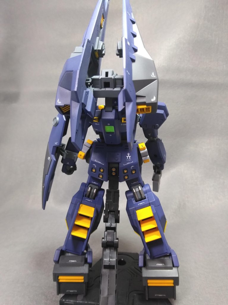 真後ろから。バーニア付けて無かったですね。パーツは、作ってあるのですが、、、こういうところが、杜撰です。後で、つけて、差し替えます。