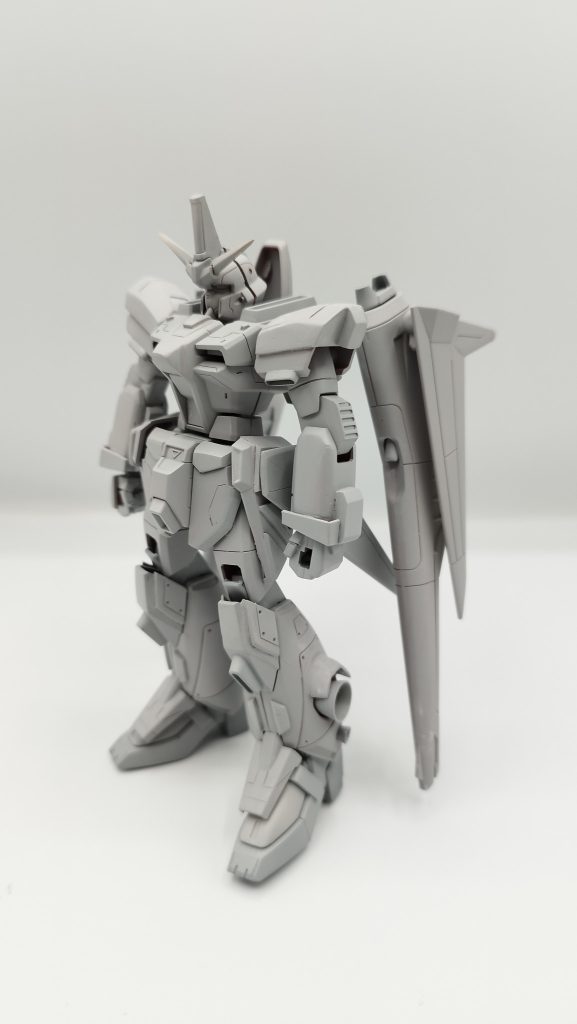 なんやかんやで、こうなりました。脚部:バーニア追加、プラバン追加腕部:細くしディテールUP、肩パット縮小、小さいバーニア?追加腰部:翼追加胸部:スジボリディテールUPなど頭部:スジボリ追加、つのシャープ化バズーカ:特に何もせず