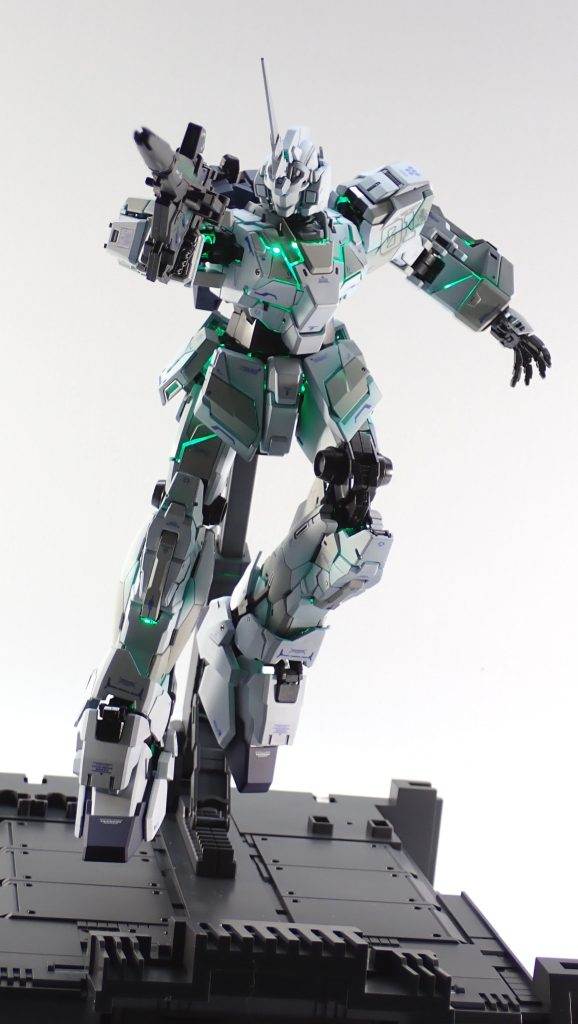 LEDつけるとこんな感じになります。やだカッコいい。好きなんですよねユニコーンモード。光って可動もするというけっこうとんでもないキットですが、ユニコーン自体は至ってシンプルです。純白も捨てがたいのですが、今回はスジボリやらプラ板でディテール追加して、グレーで塗り分けしてます。これはこれでよし。