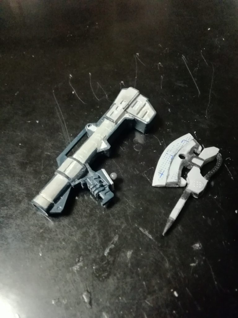 武装はそれぞれ、BB戦士ガンダムMk-Ⅱからハイバーバズーカを、ヒートホークはBB戦士ザクⅡから持ってきたものをハイザック用の形状に加工。ヒートホークの刃には蛍光塗料を使おうと試みましたが、うまく色が乗らず断念。ハイバーバズーカは肉抜き穴だけパテで埋めてモールド追加しましたが、こちらも少し課題が残りました。