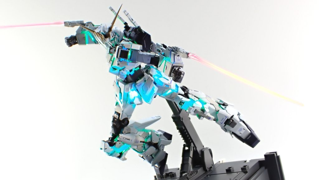 完成間近でまさかの全バラし確定！という苦難を味わい、部品注文したLEDを組み込み、何とか完成しましたね。そしたら今度はビビっちゃってろくにポージングできないという。この辺が精いっぱいですね。