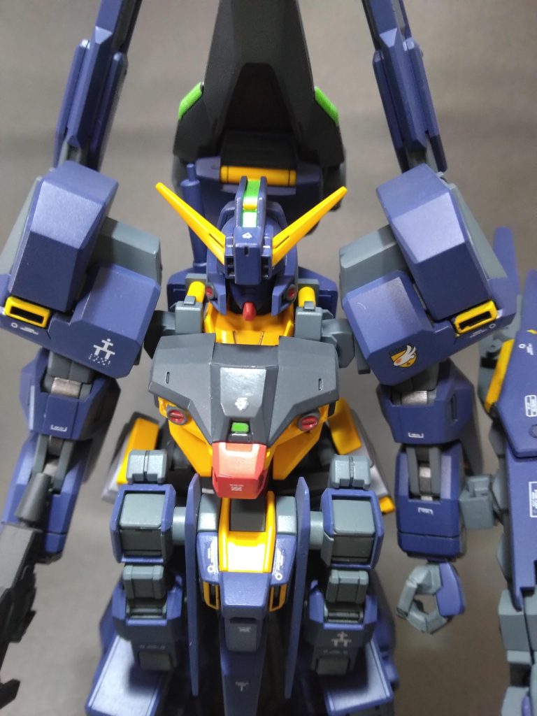 正面から。肩上部とトサカの合わせ目なんとかして欲しかった。