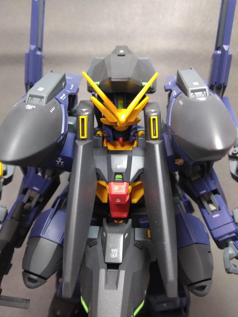 作成は、面出し、後嵌め、合わせ目消し。ハイゼンスレイの肩アーマー上面、頭部は、合わせ目が、気になるので、塗装→接着→合わせ目消し→塗装の力技で。何か良い方法無いでしょうか？