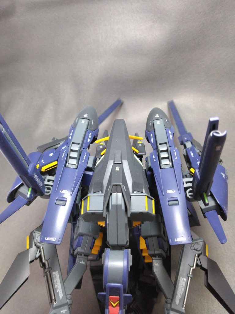 後上側から。頭上のユニットのバーも、赤色でなく黄色で。マーキングは、クゥエル系と統一感が出るよう。余り厳密では無いですが、センサー類に△、排気、吸気しそうな所に〇、動きそうな所に□など。後は、白色か、適宜に入るように。