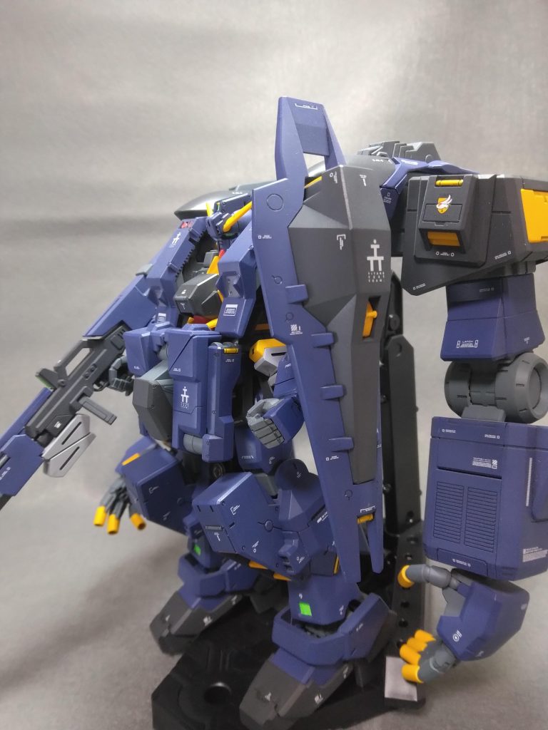 少し引いて、腕が入る写真。塗装は、水性アクリルサフ、水性アクリルエアブラシ塗装+エナメル筆塗り。カラーリングは、実戦配備をイメージした、ティターンズブルー1、2で。実戦配備カラーでも、白系が入るのが、余り好み出ないため、ティターンズブルー1または2で塗ってます。ビームライフルのマガジンは、灰サフのままで、色の違いを出して単調にならないように。