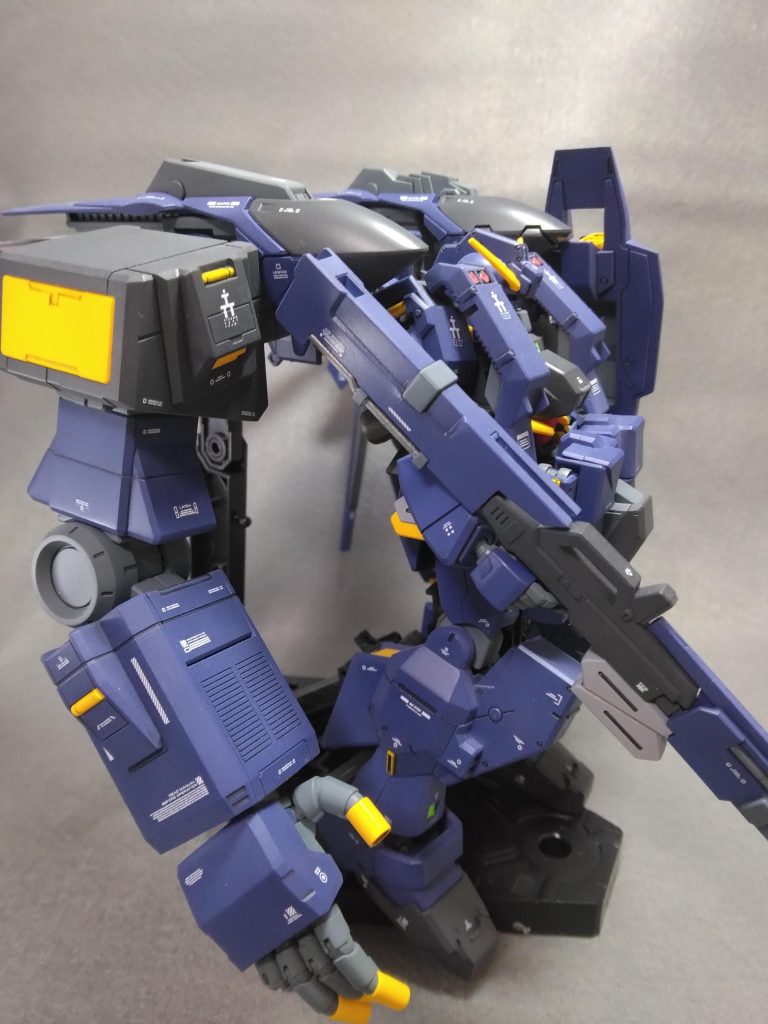 反対側から。こうしてみると、もはや「腕」。作成は、同様に、後嵌め、面出し、合わせ目消し。皆さん、肩内部等、後嵌め加工は、どのように処理しているのでしょう?私は、後嵌め加工要領が、思いつかないため、塗装→接着→合わせ目消し→塗装としてますが、手間が。