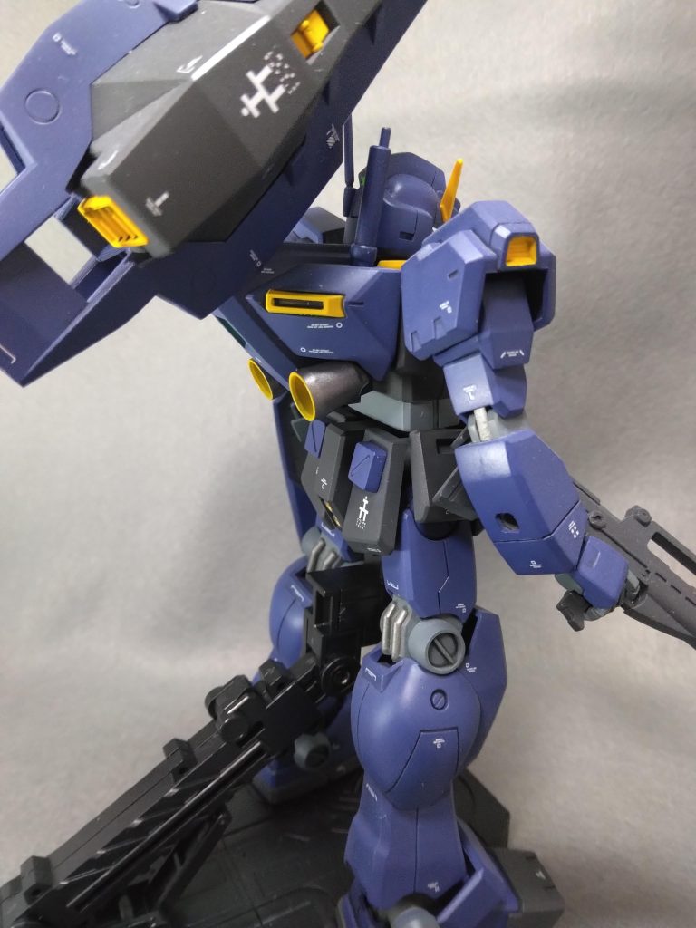 いつもと変わらず、後ろから。