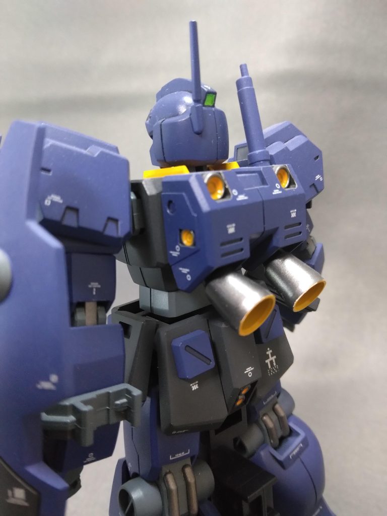 カラーレシピは、胸、腰は、ティターンズブルー1その他部分は、ティターンズブルー2間接部分は、ねずみ色+ジャーマングレー(1:1)黄色部分は、オレンジイエロー+イエロー(1:1)バーニア、パイプ類等は、赤鉄色センサー類の緑色部分は、ガイアエナメルホワイト+蛍光グリーン(1:3)ランドセル、足裏等細かなバーニア部分は、タミヤエナメルオレンジ+レモンイエロー:(1:1)