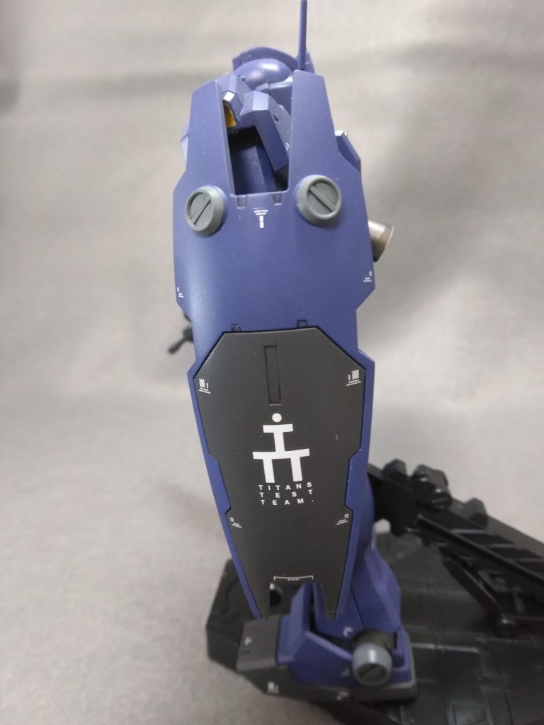 塗装後に一度、クリアを吹いて、塗膜保護、スミイレ。デカールは、ハイキュー1/144のNo1、No3を主に、部隊マーク等は、純正です。デカール貼り付け後、クリアを3、4回厚吹きして、乾燥後、段差消し。再度クリアを吹いて、段差消しで、下地が出てしまった所を、筆でタッチアップ。最後につや消しクリアで、つや調整。