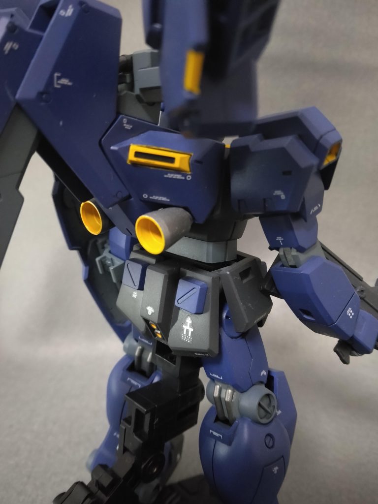 後ろから。腰後部もクゥエルのものになってます。