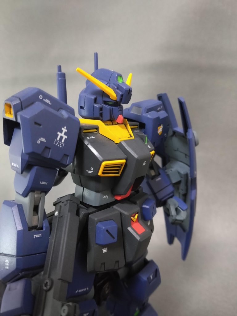 反対側から。シールド裏の押し出しピンの跡を消すのが、面倒です。