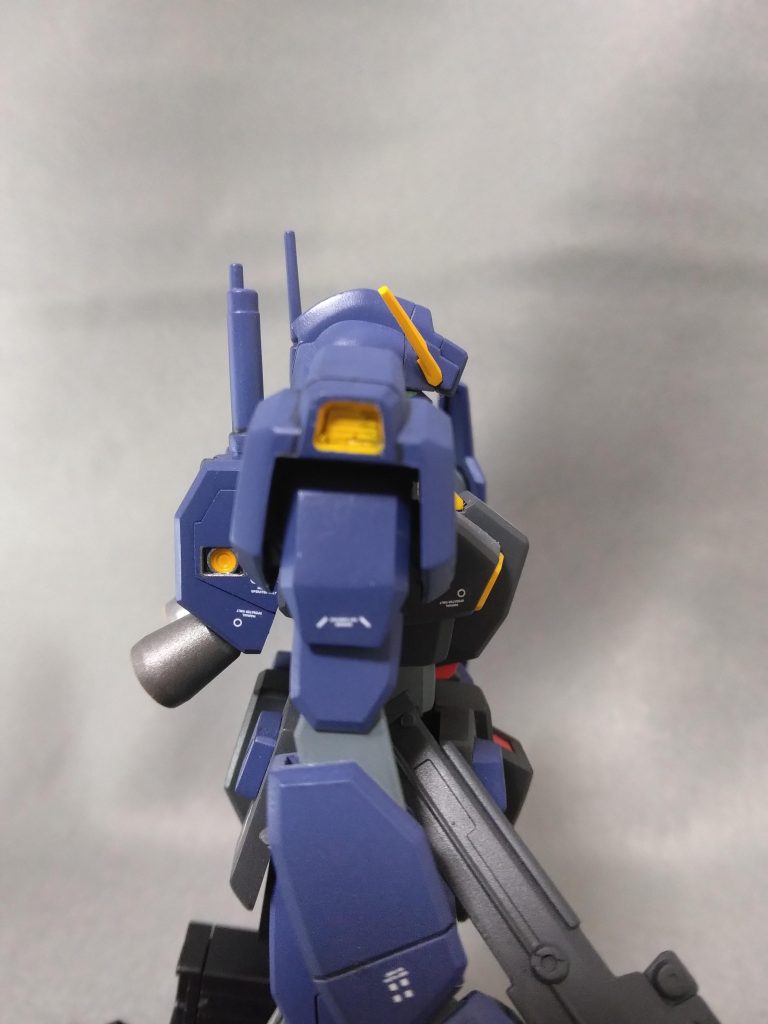 真横から。肩アーマーの黄色に色が乗りません。