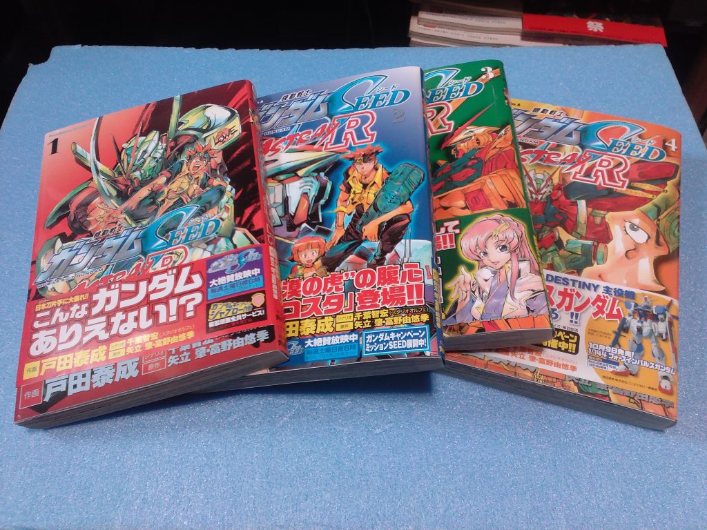 オマケ画像アストレイ系の作品をアップするにあたって 参考にした書籍(コミック)月刊ガンダムエース 単行本「機動戦士ガンダムSEED Astrey R」戸田秦成センセー作 絵柄が ジョジョの奇妙な冒険 っぽいのが賛否が別れるところですが? アニメ本編に登場した脇役、代表的なのは「オーブのM1アストレイガールズ」、「アンドドリュー・バルトフェルドの副官ダコスタ」の活躍を描かれています(自分もここんところは嬉しかった😁)