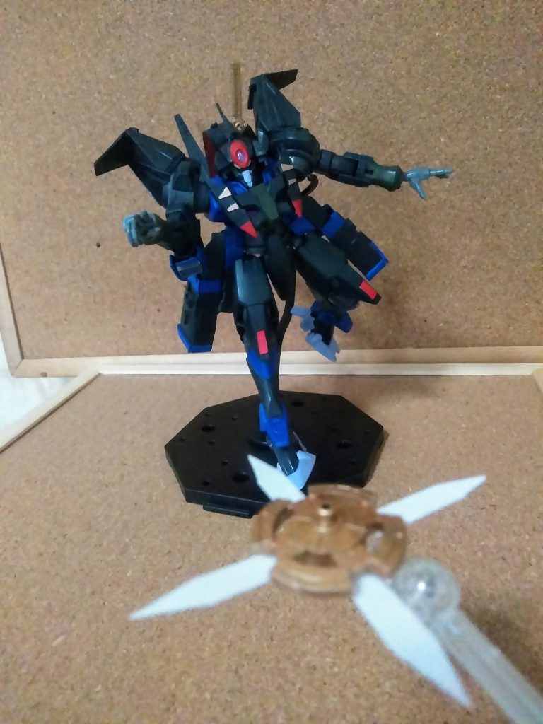 このアニメの制作会社は「スタジオ ピエロ」「ミンキーモモやクリィーミーマミ」等の       「魔法少女」を手掛けています🤔           そんな会社のキャラクターデザインだから        女性キャラの描写が頗る好評だったりします😋ハイ。「4枚刃手裏剣」投擲❗実際は「6枚刃」だったりします😏