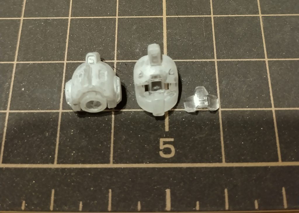 みなさん!顔パーツ外れますよクリア塗装、蛍光塗装どんとこい!ただし、今回ガンダムマーカー塗りし塗り直そうとガンダムマーカー消しペン使ったら、見事に 真っ二つに割れました…。なんとか瞬間接着剤でリカバー。