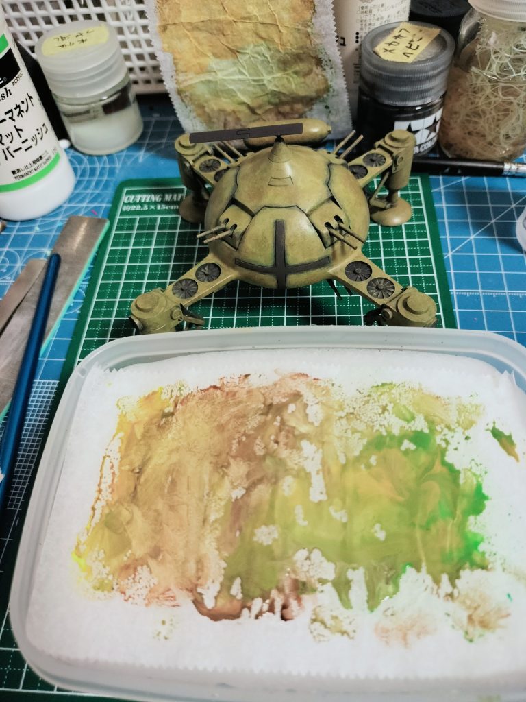 色はウェットパレット上でその都度つくります。隠し味になることを期待して茶系やグリーン系も塗り込んでいきます。