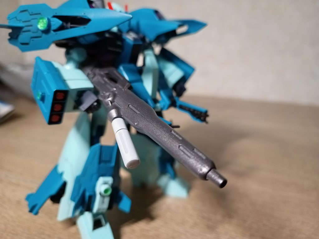 主武装のビームマシンガン。ガーベラ・テトラが装備していたものに比べEパック、冷却ガス装置を増強し、稼働時間と出力の強化を行っている。