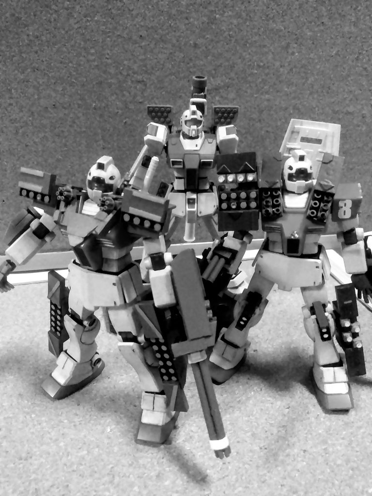 『目標確認。アノでっかい四角いヤツだ!』        『了~解🎶』                   『うぅん…隊長…アイツは一体なんです?』『ナニって…お…ォォ……ド ム…?』