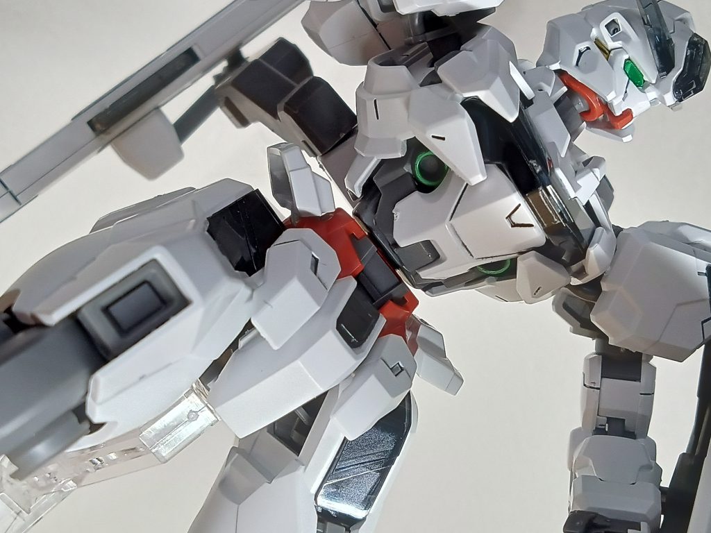 コックピットハッチの横の何か丸いとこを緑に塗装してます。