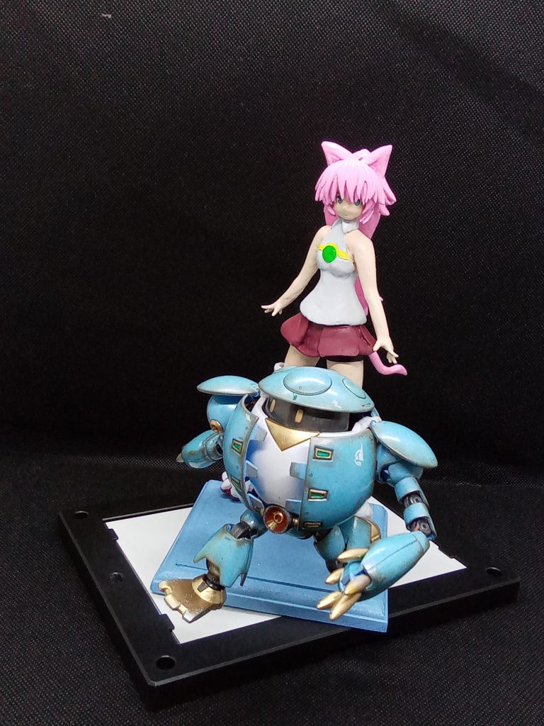 台座から飛び出す雰囲気でwモモは粘土でフルスクラッチです以前投稿したもののを少し修正しています