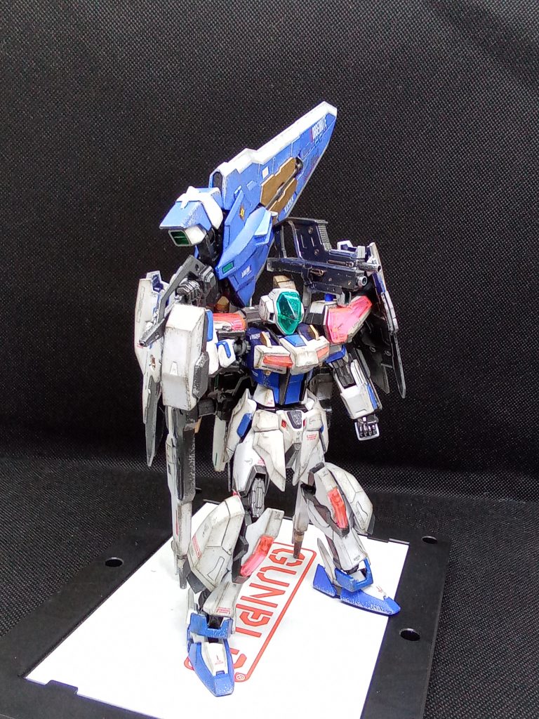 スタイルの良いキットだったので 簡単なミキシングと塗装で雰囲気だけ変更武装を満載していますが あまり重たいイメージにはならないようにしましたライフルは肩に取り付け